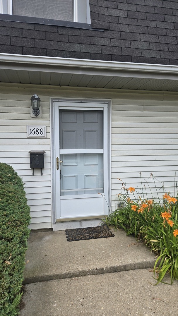 1688 Queensbury Circle Property Photo 1