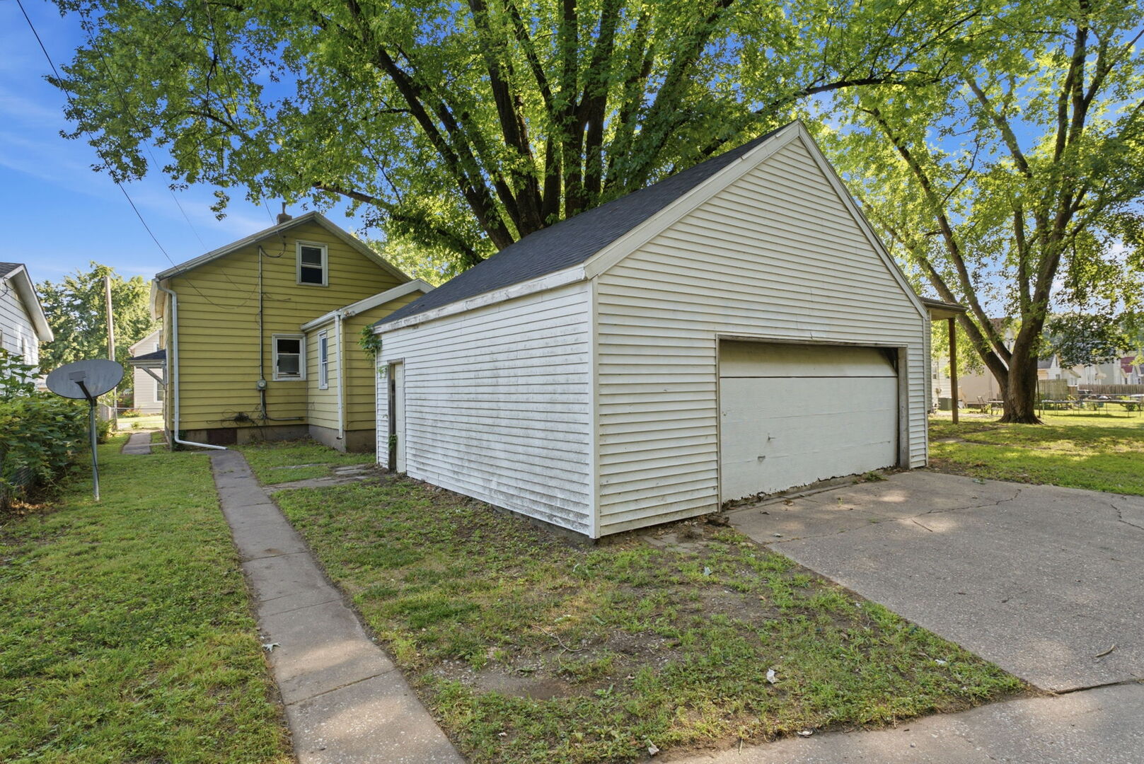 1851 W 6th Street Property Photo 3