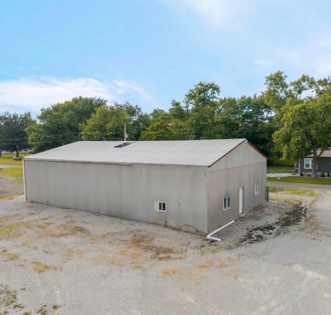 2081 N Broadway Avenue Property Photo 26