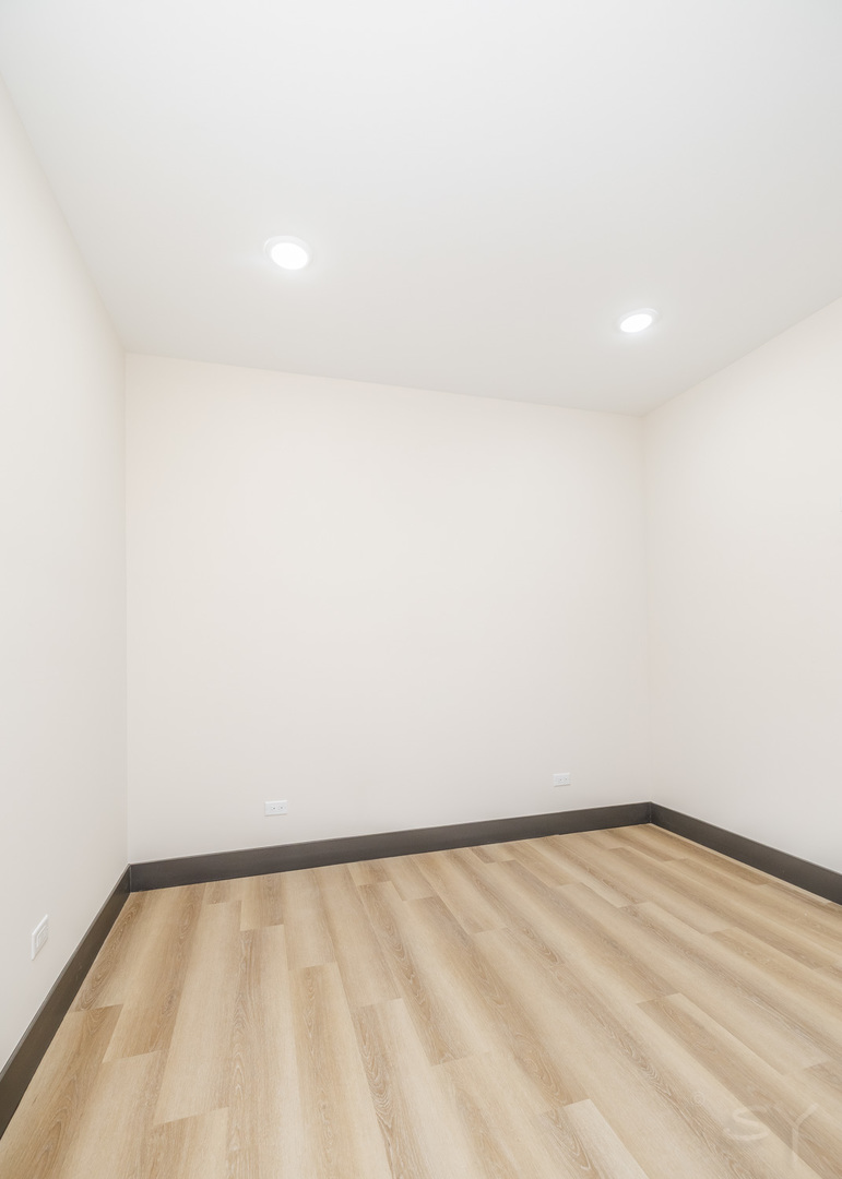 5637 S Prairie Avenue Property Photo 8