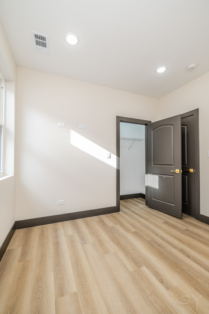 5637 S Prairie Avenue Property Photo 9