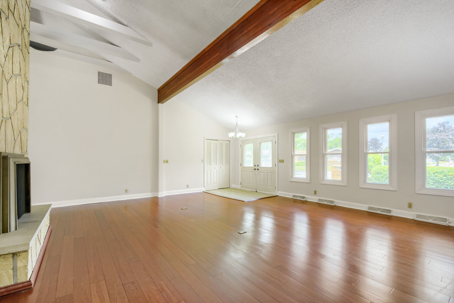 1701 Lynwood Lane Property Photo 5