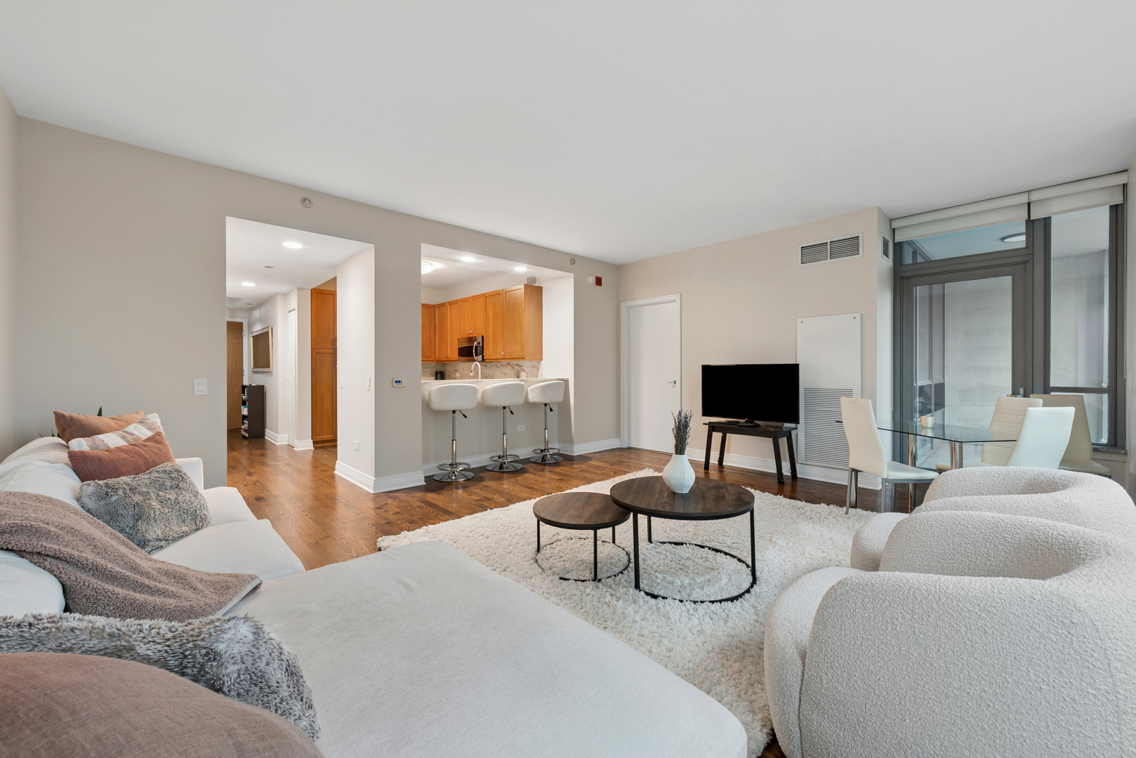 600 N Lake Shore Drive 807 Property Photo 7
