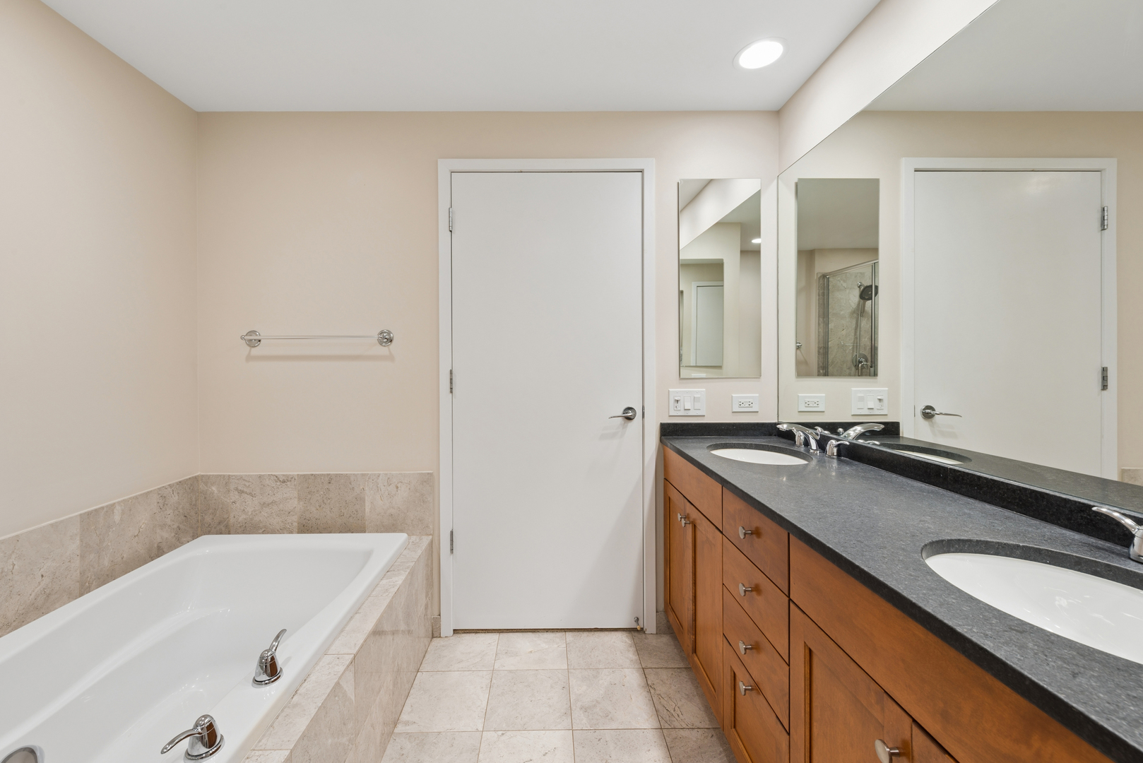 600 N Lake Shore Drive 807 Property Photo 16
