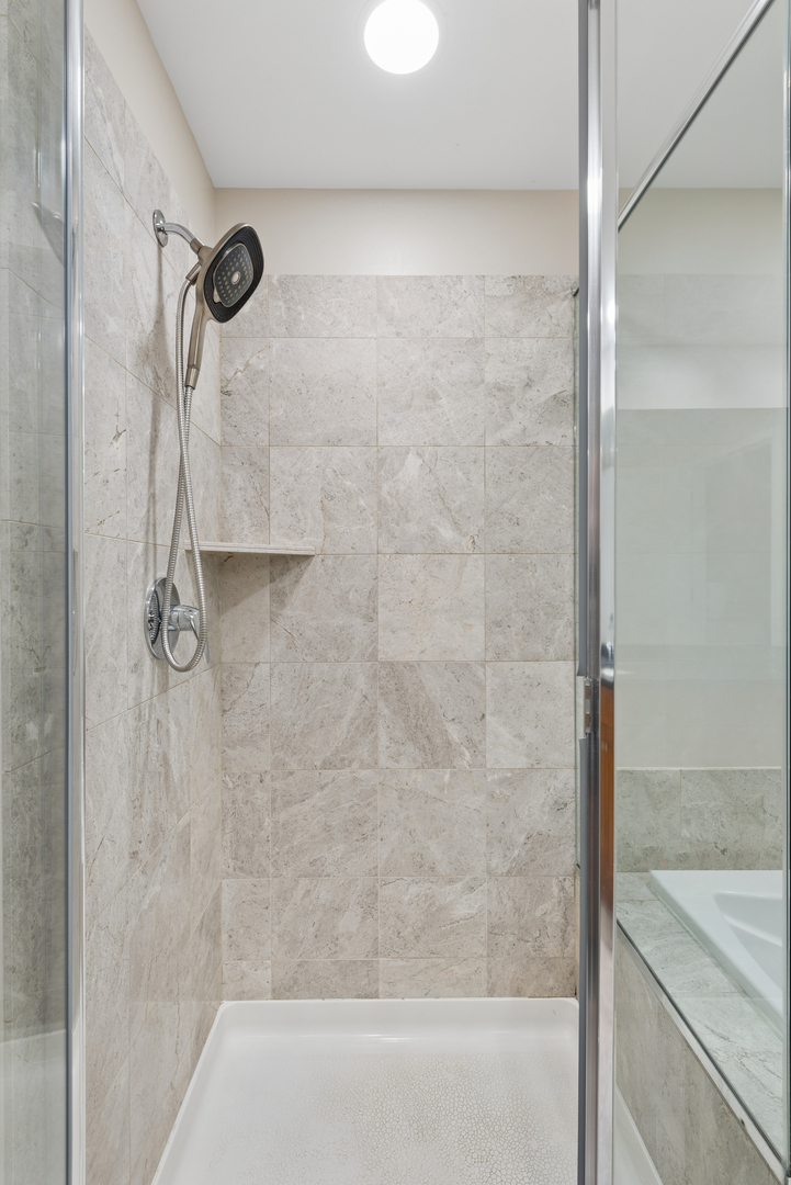 600 N Lake Shore Drive 807 Property Photo 17