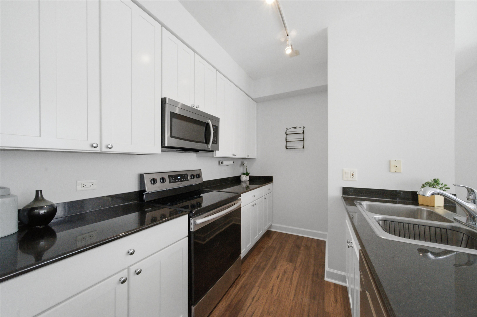 421 W Huron Street 1009 Property Photo 4
