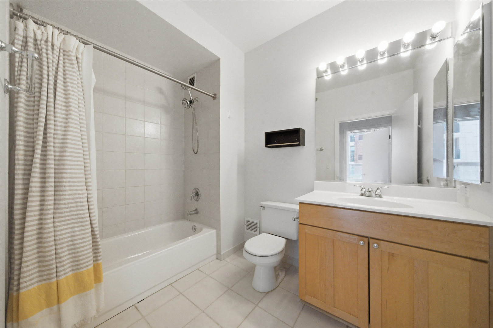 421 W Huron Street 1009 Property Photo 16