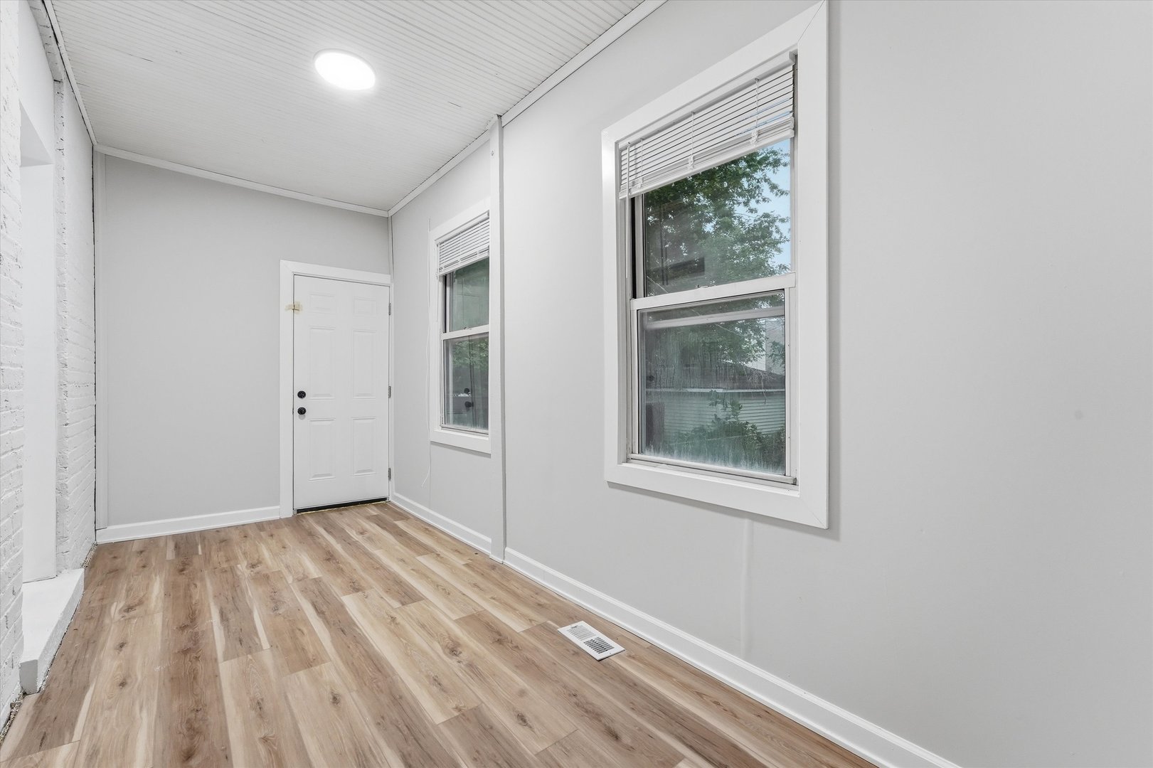 623 E 88th Place Property Photo 8