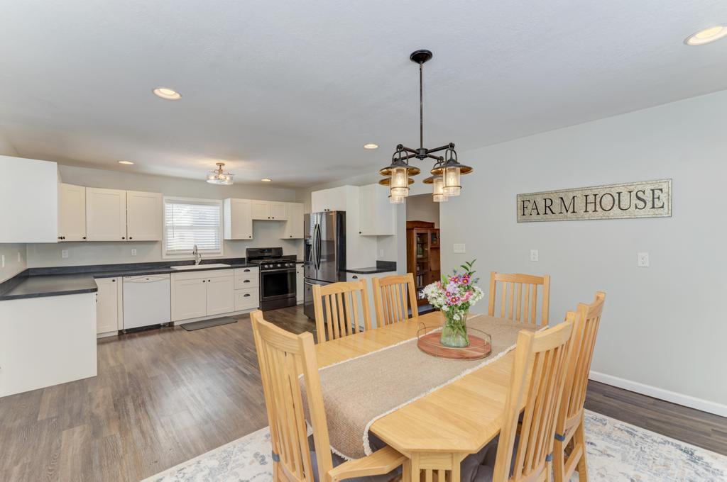 33709 S West River Road Property Photo 10