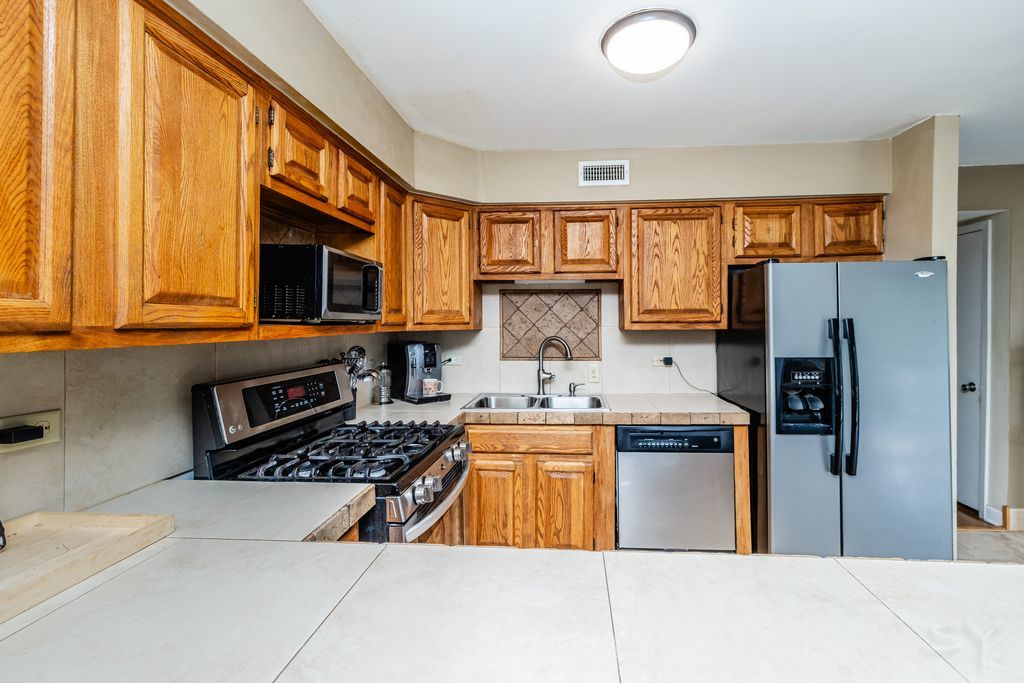2016 Raleigh Place Property Photo 5