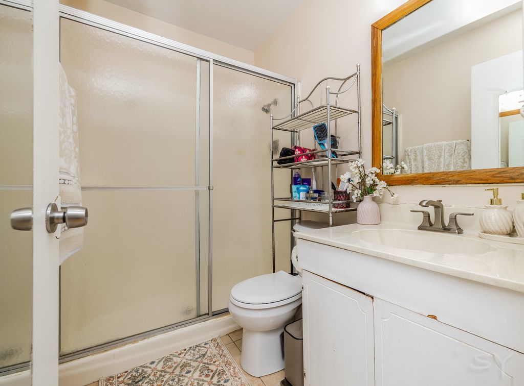 2016 Raleigh Place Property Photo 15