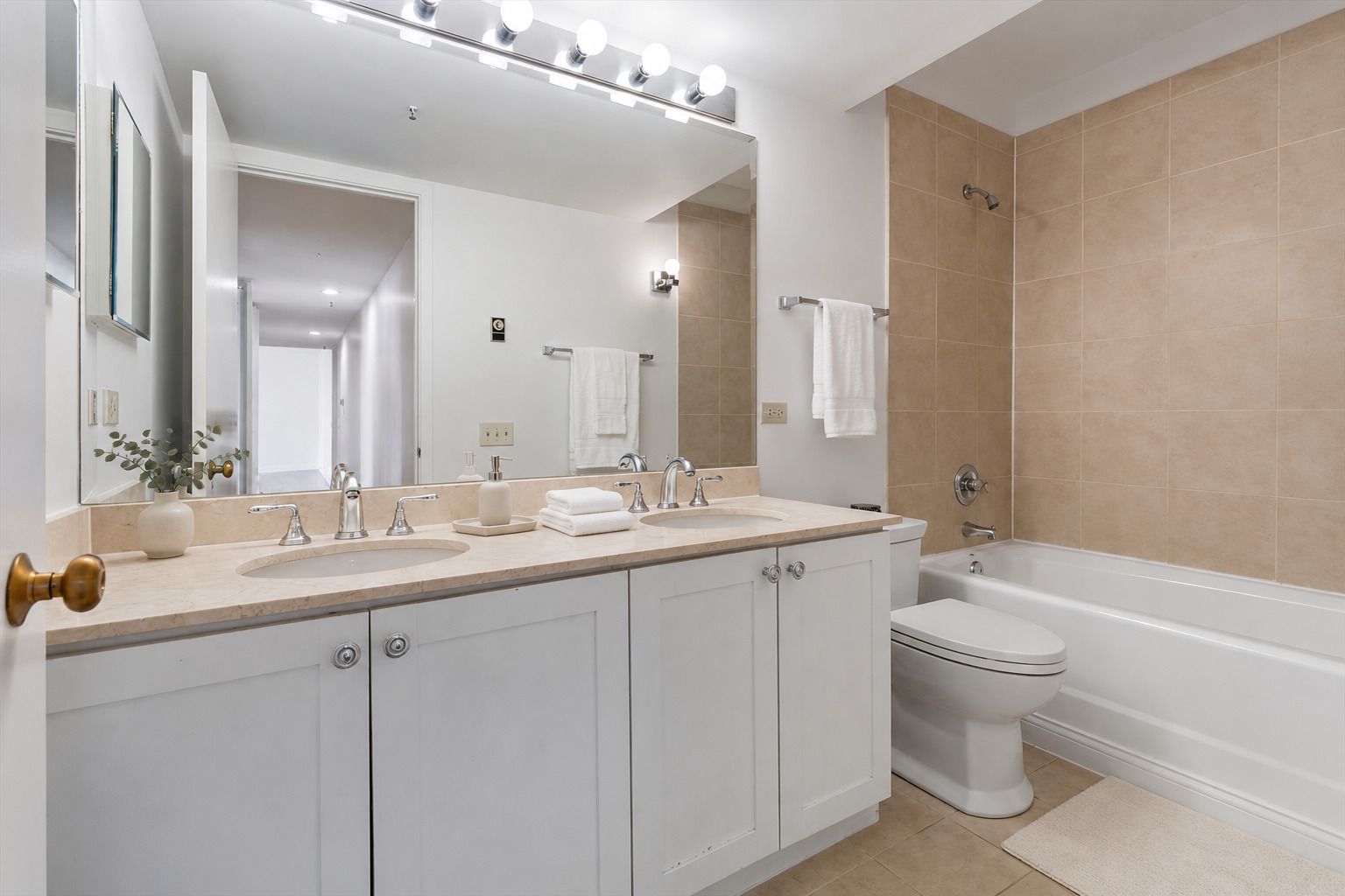 400 E Ohio Street 3202 Property Photo 8