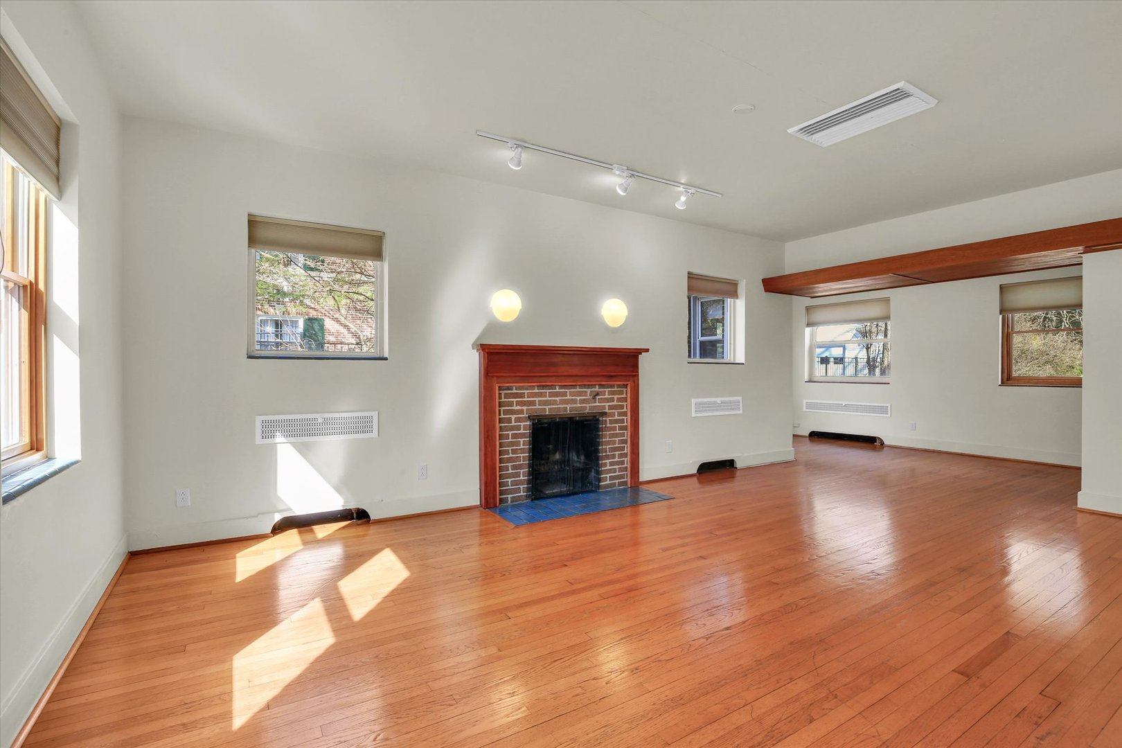 402 W Pennsylvania Avenue Property Photo 10