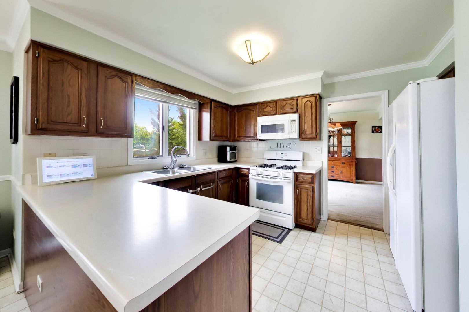 320 Yorkshire Drive Property Photo 7