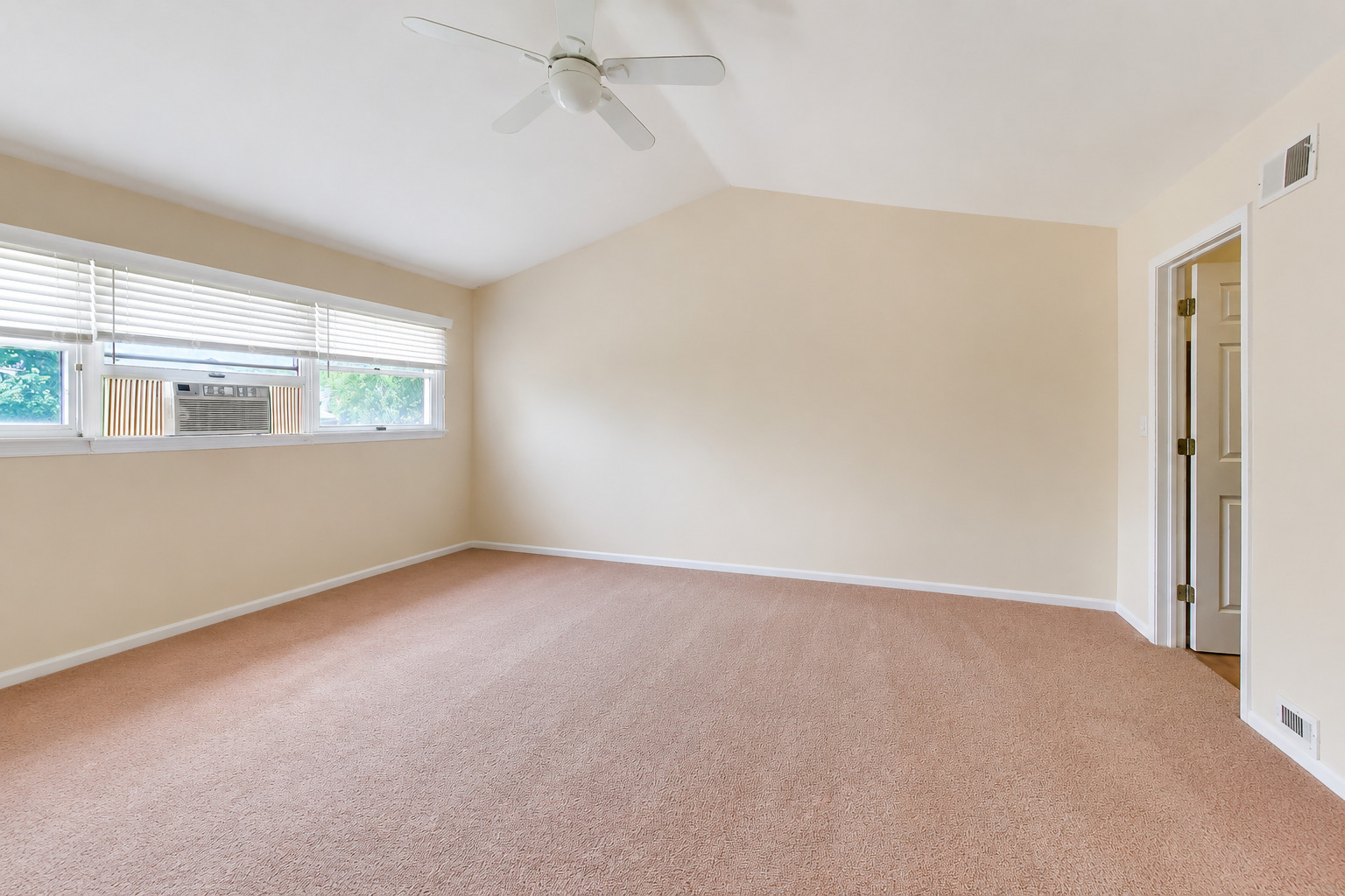 320 Yorkshire Drive Property Photo 9