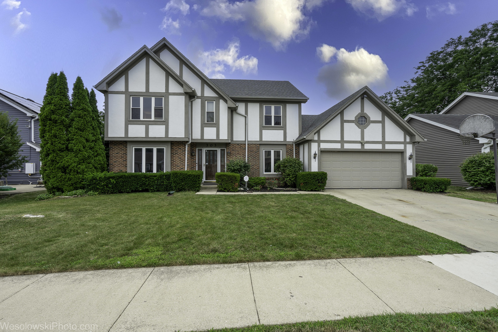 27W303 Chartwell Drive Property Photo 1