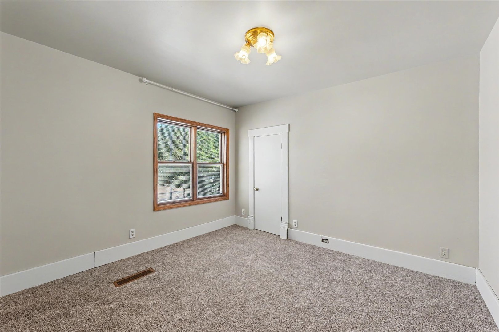 12 S Walnut Street Property Photo 23