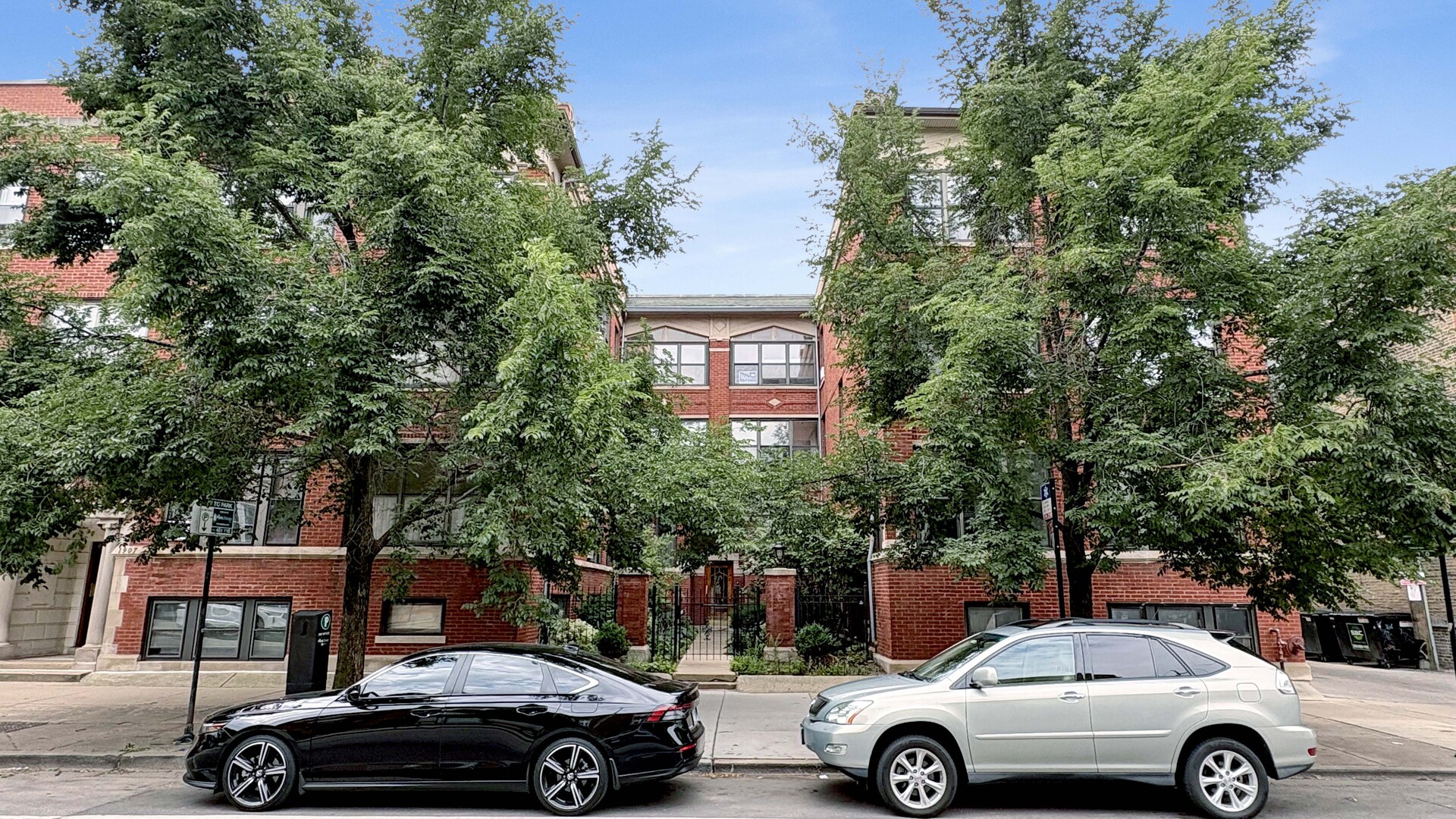 1915 W Montrose Avenue 2 Property Photo 1