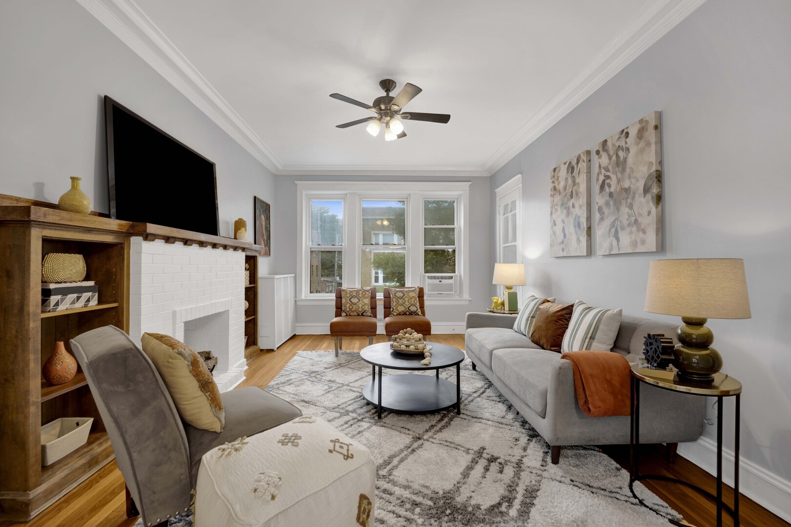 1915 W Montrose Avenue 2 Property Photo 3