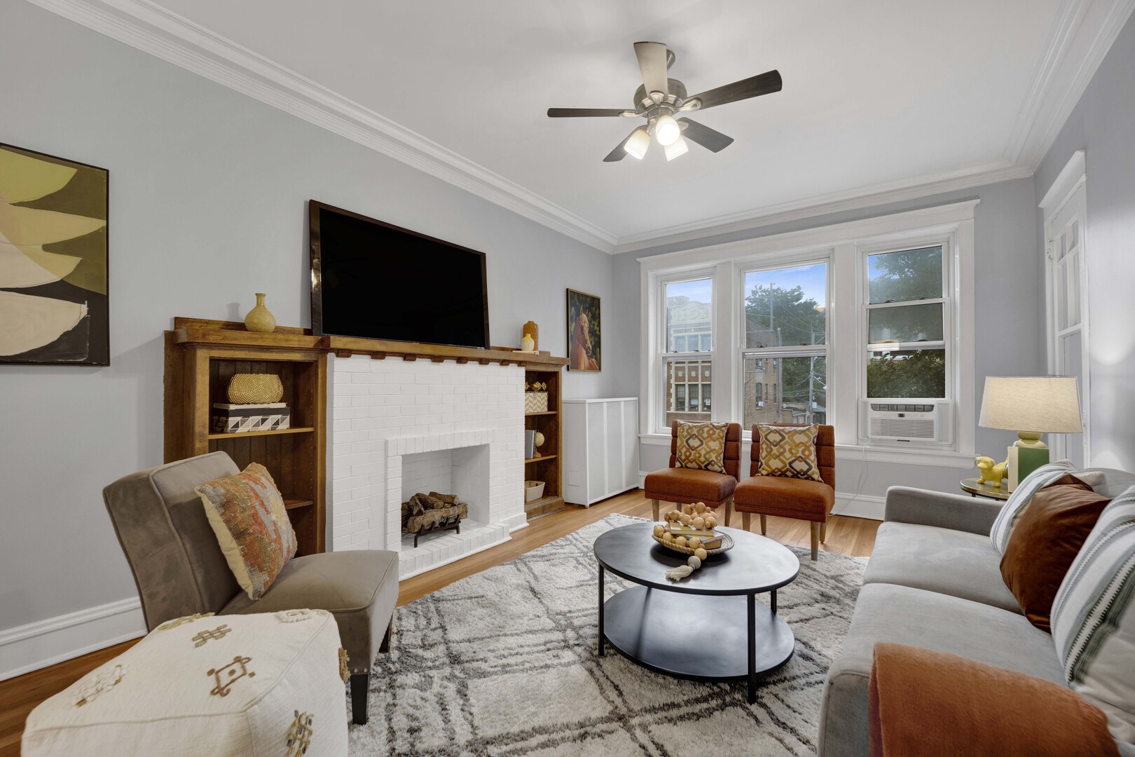 1915 W Montrose Avenue 2 Property Photo 4
