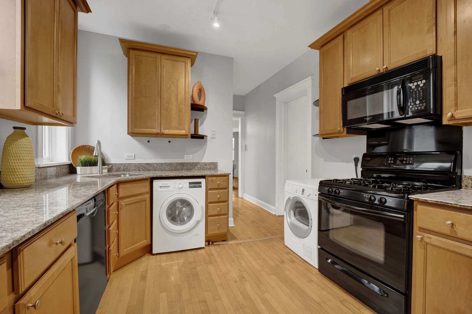 1915 W Montrose Avenue 2 Property Photo 13