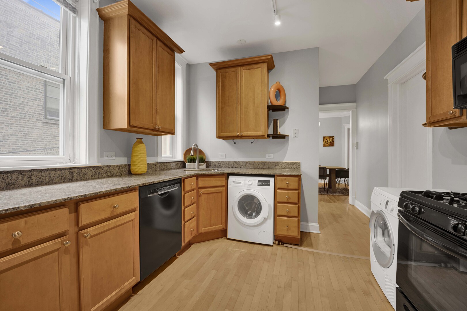 1915 W Montrose Avenue 2 Property Photo 14
