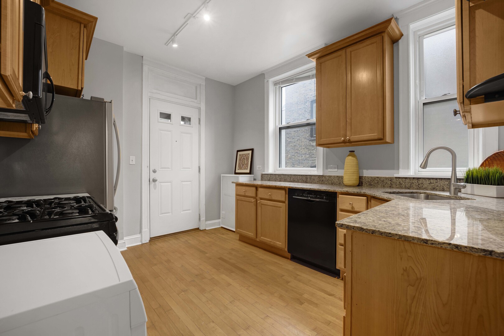 1915 W Montrose Avenue 2 Property Photo 16