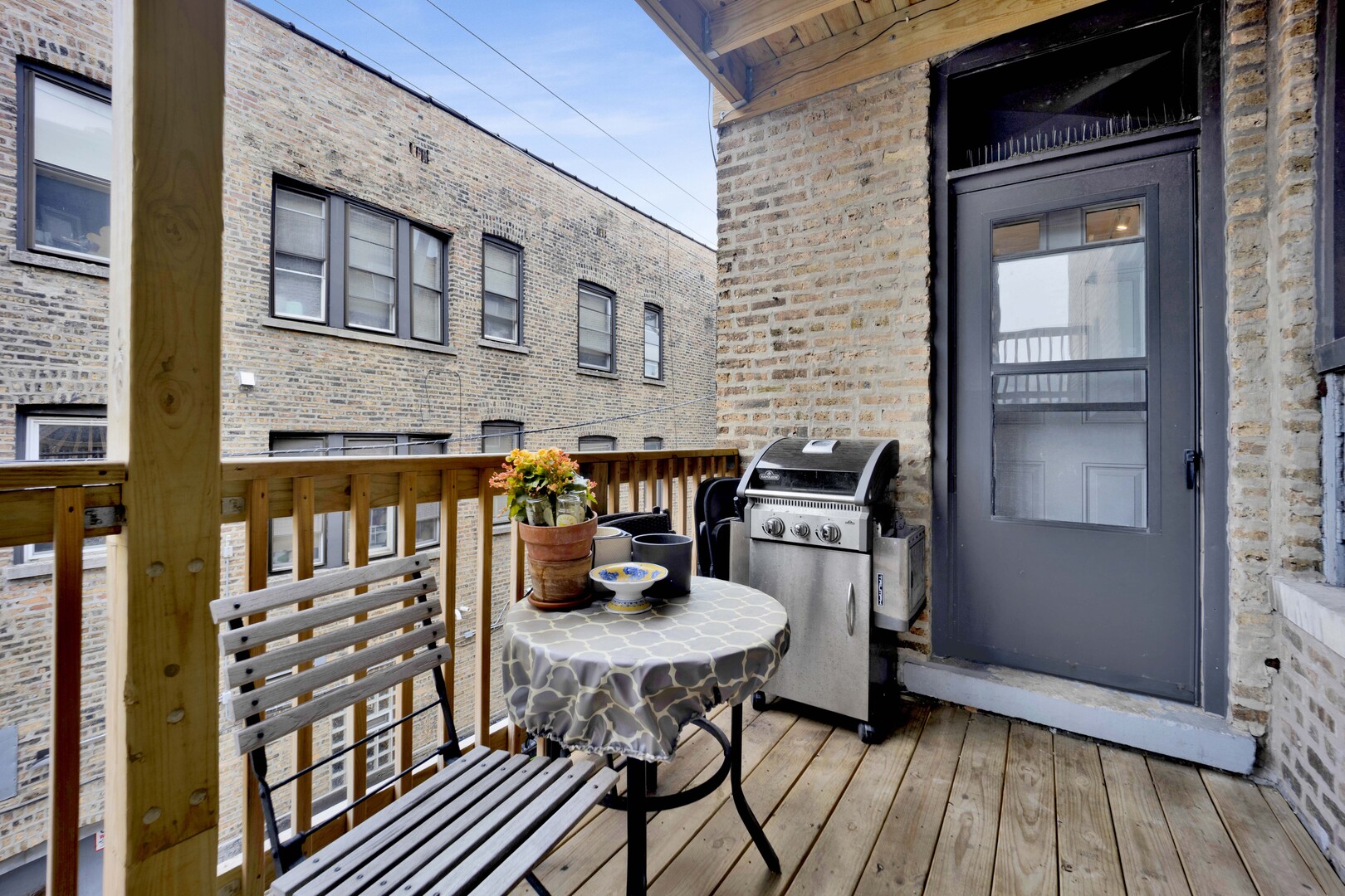 1915 W Montrose Avenue 2 Property Photo 17