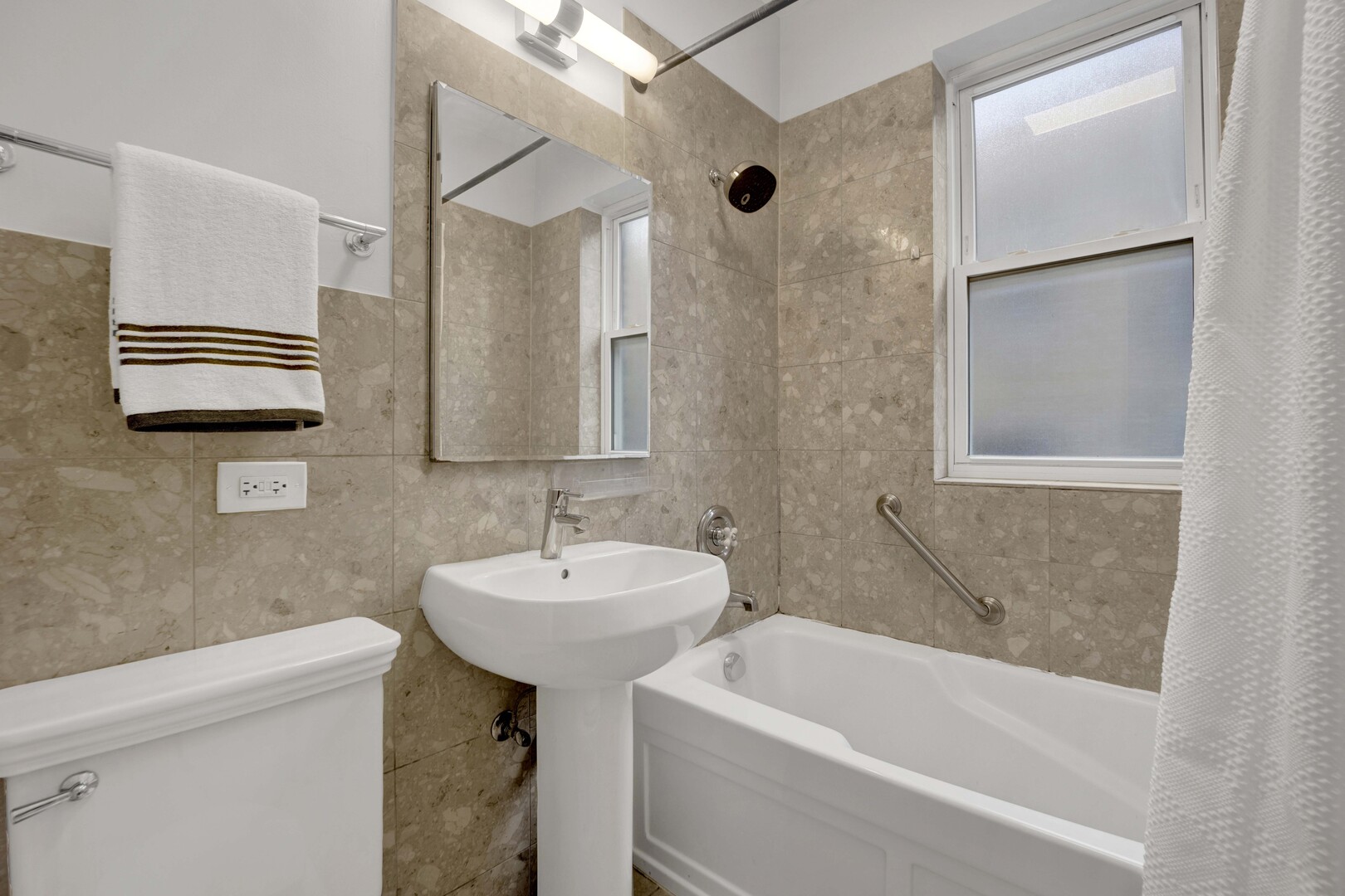 1915 W Montrose Avenue 2 Property Photo 23