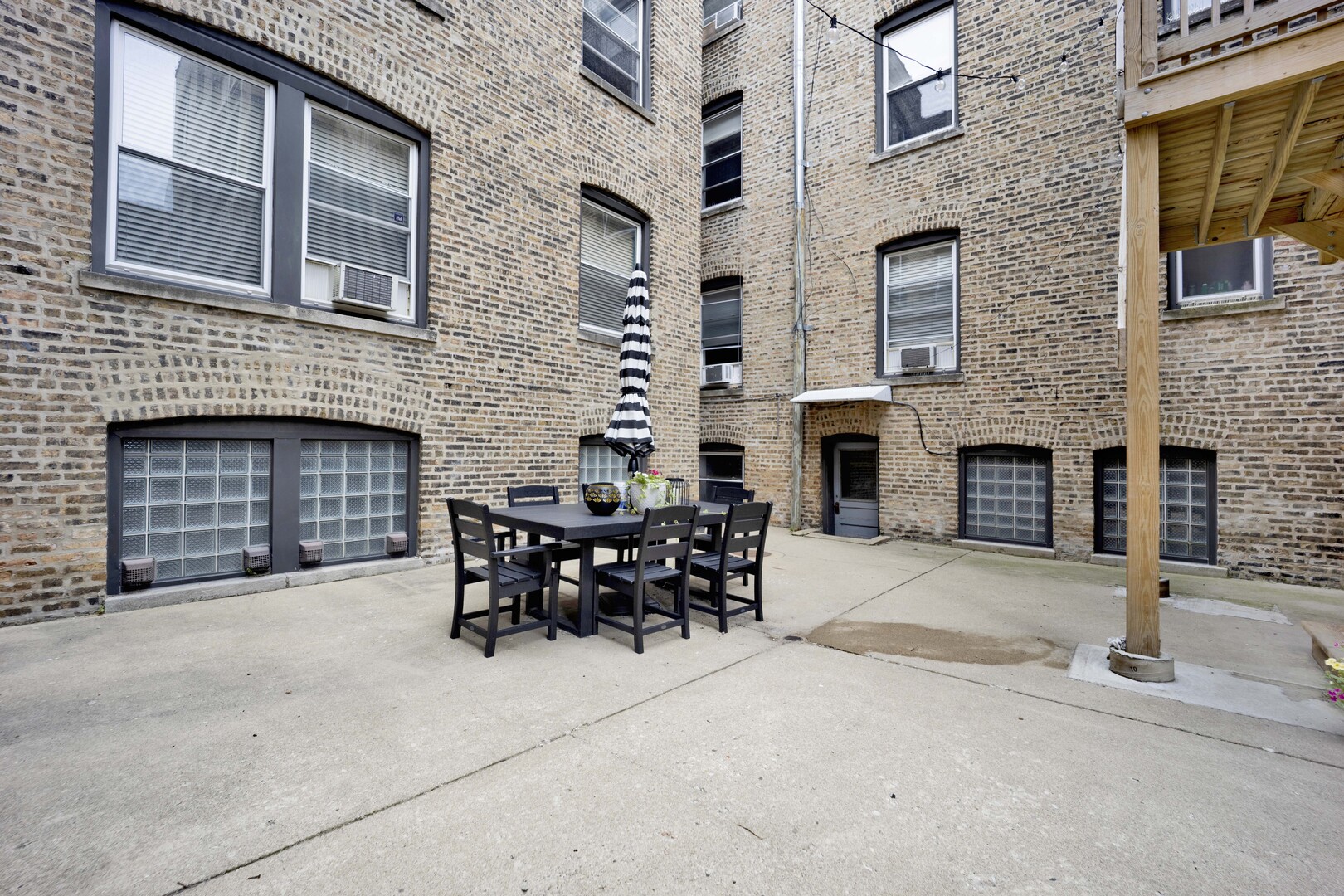 1915 W Montrose Avenue 2 Property Photo 29