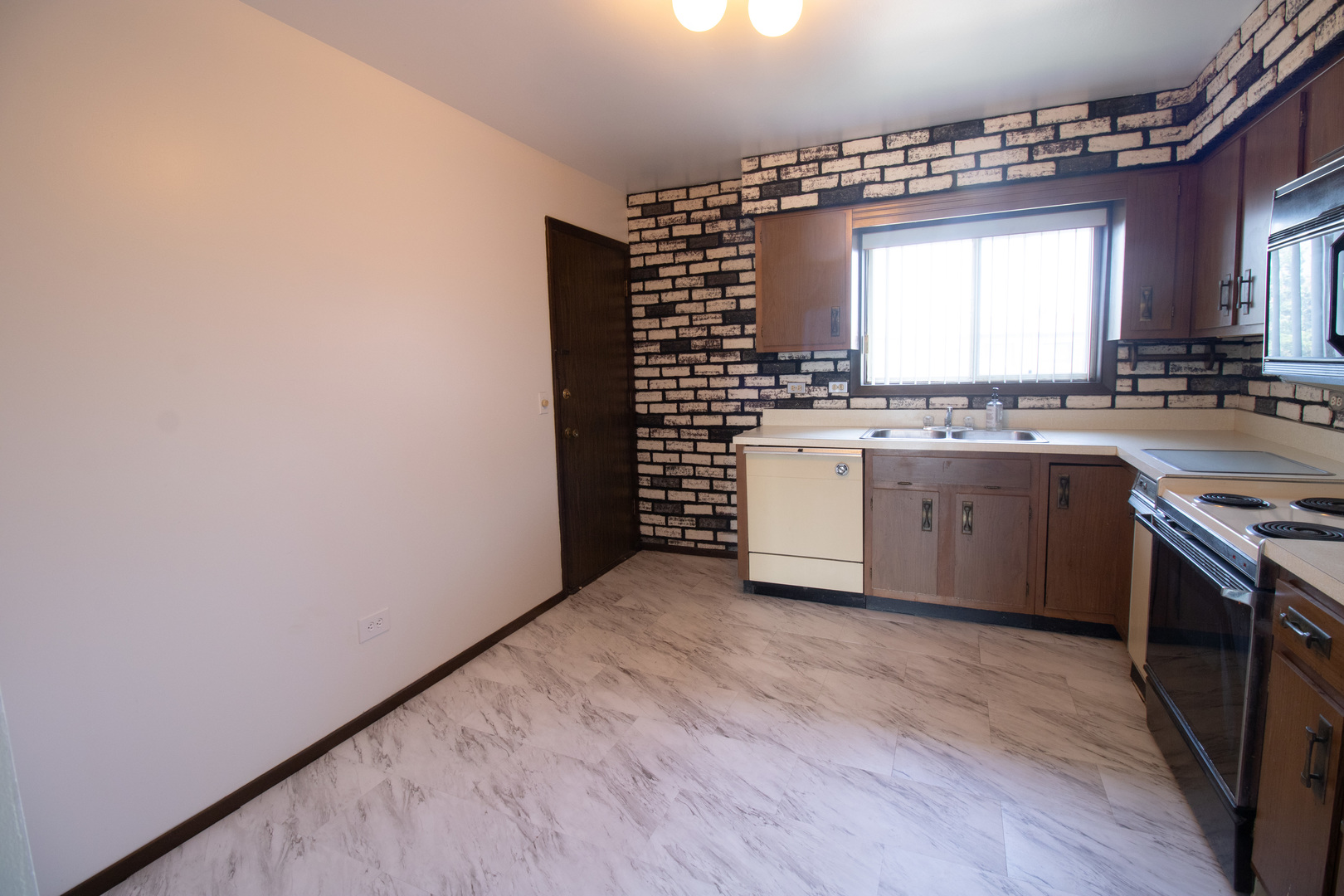 608 Cobblestone Circle F Property Photo 6