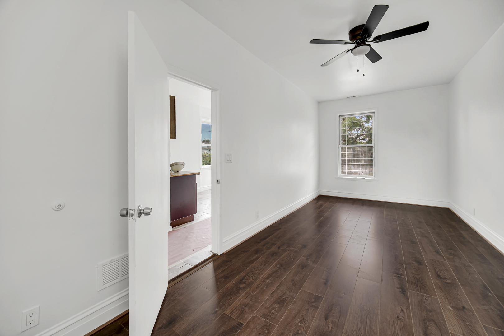 6439 S May Street Property Photo 5