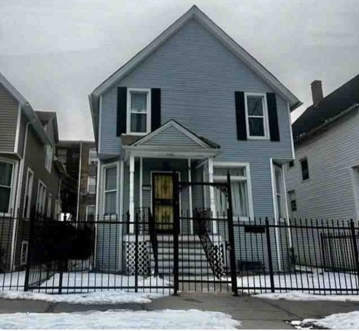 5816 W Fulton Street Property Photo 2