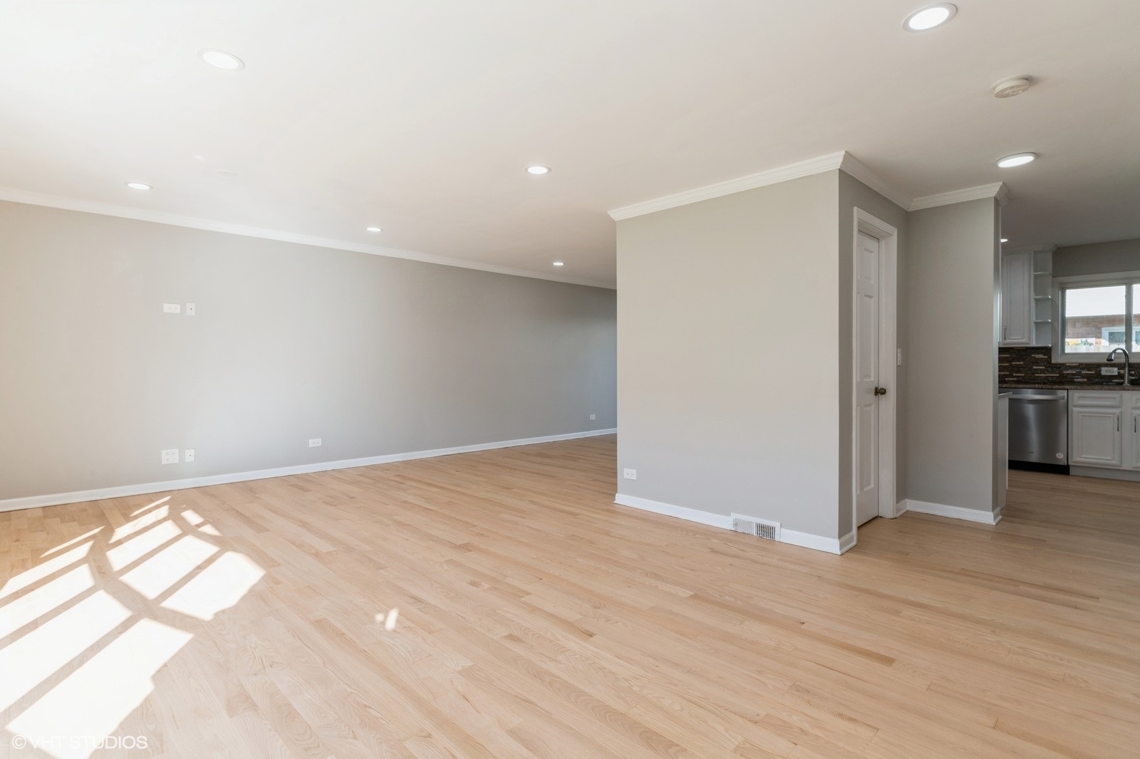 8842 Dee Road B Property Photo 4