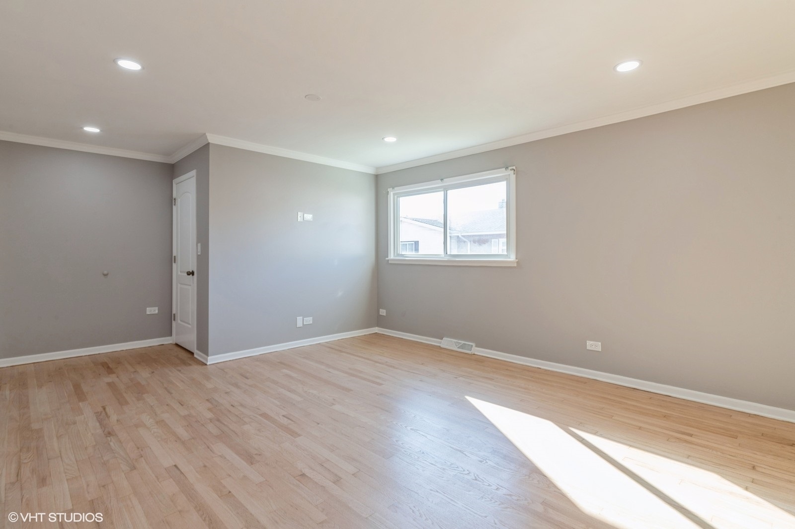 8842 Dee Road B Property Photo 11