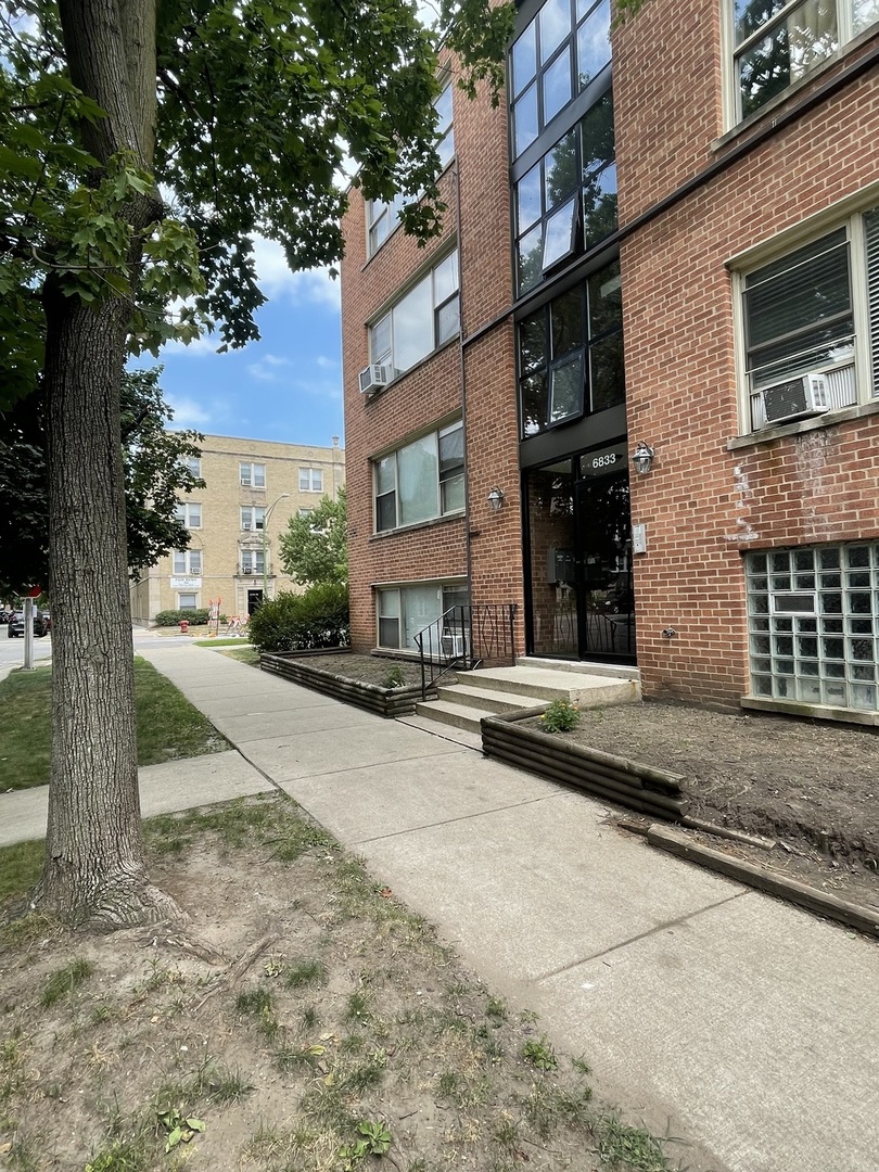 6833 N Oakley Avenue 3b Property Photo 1