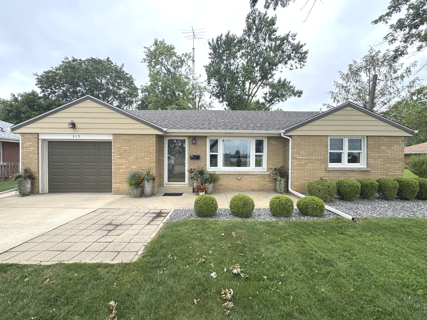 315 W Brookmont Boulevard Property Photo 1