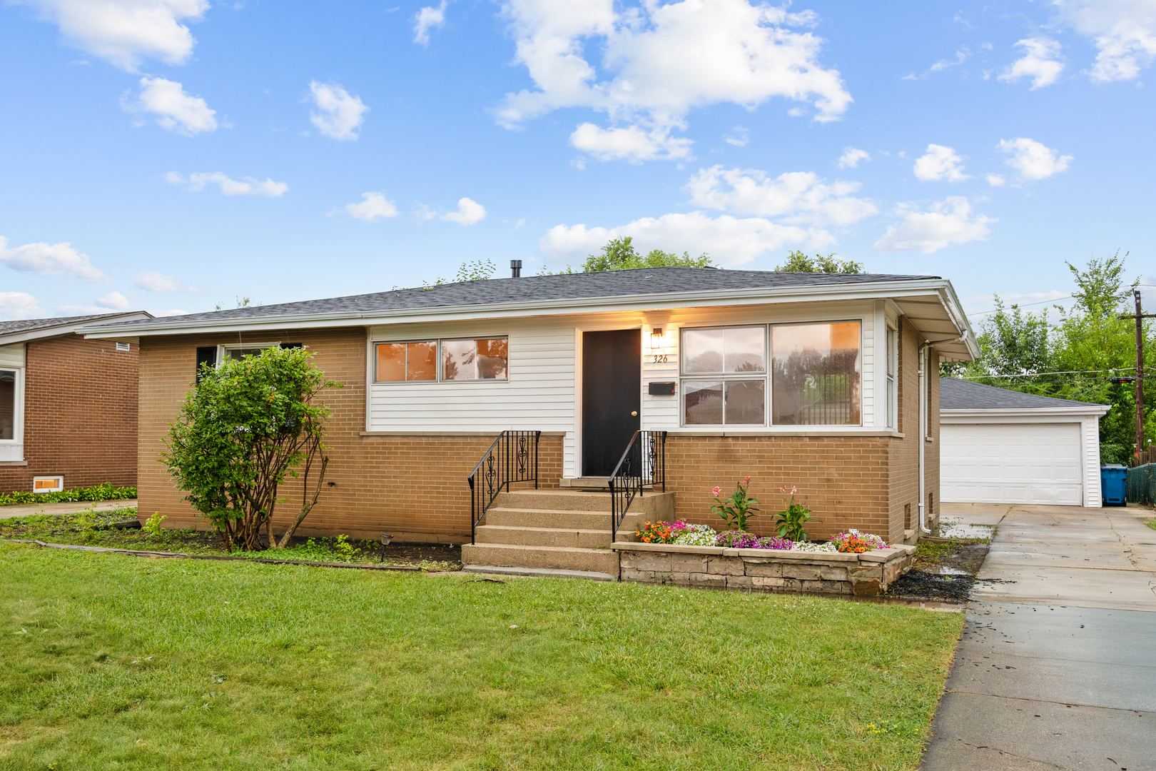 326 E Alden Drive Property Photo 2