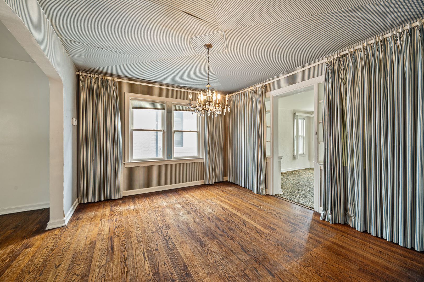 2907 W Bryn Mawr Avenue Property Photo 5