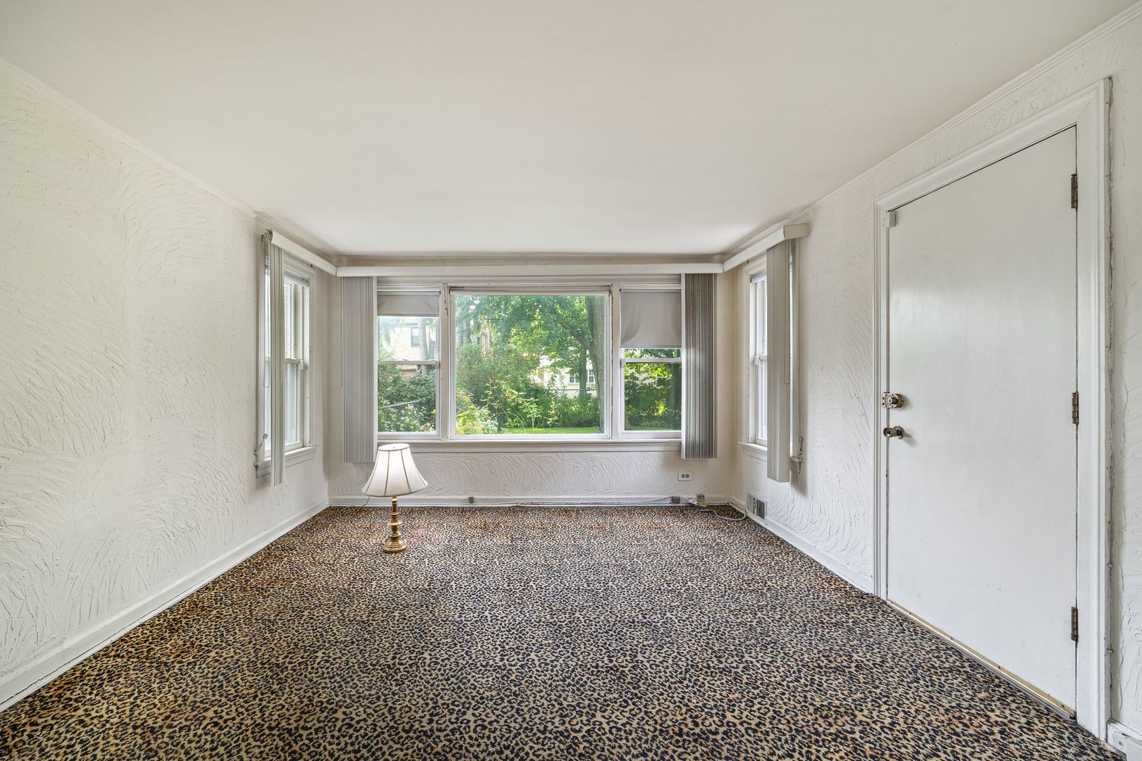 2907 W Bryn Mawr Avenue Property Photo 6