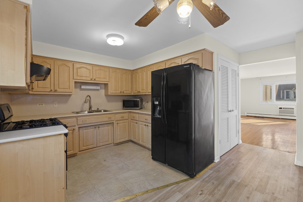 8121 S King Drive B2 Property Photo 4
