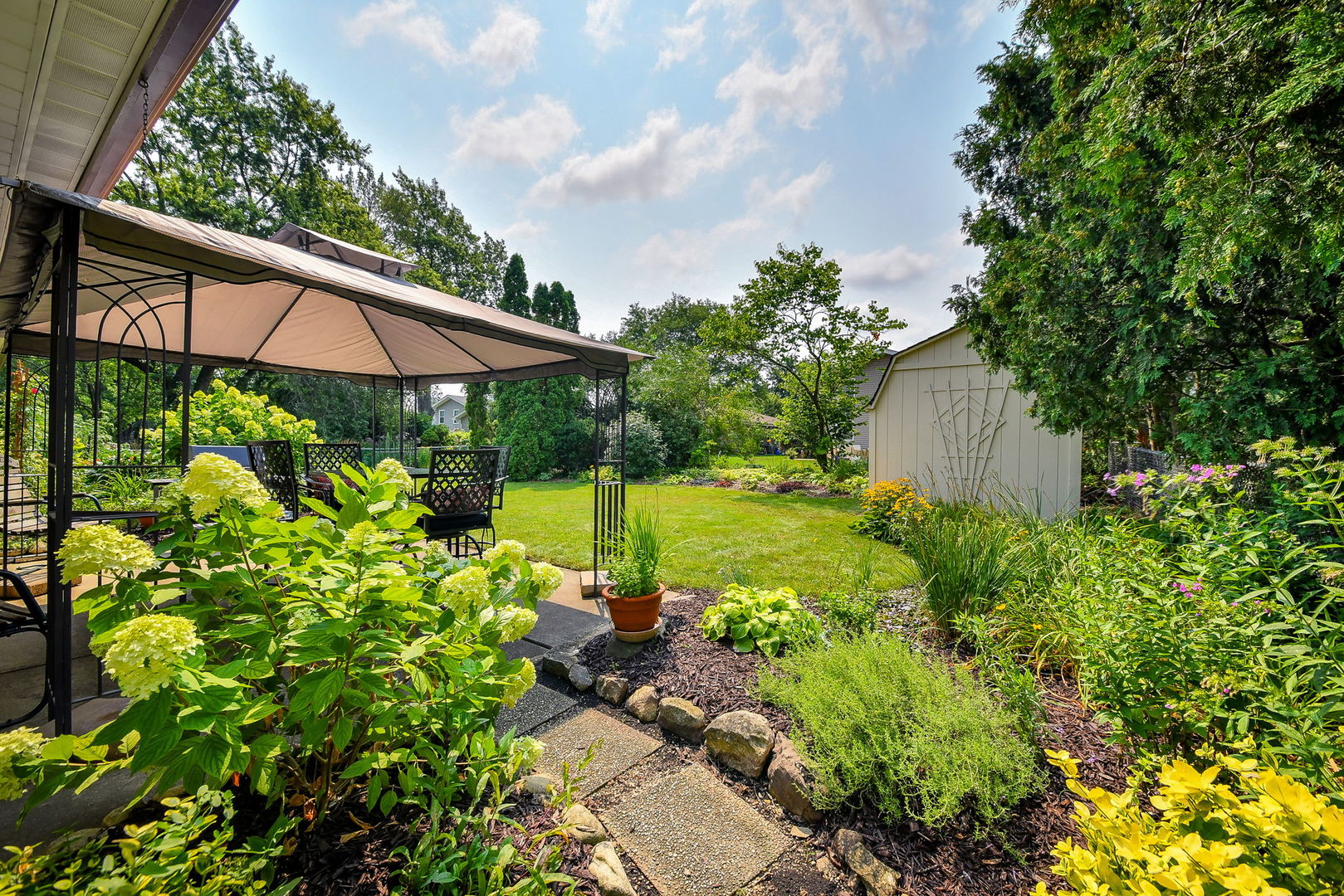 21w621 Buckingham Road Property Photo 4