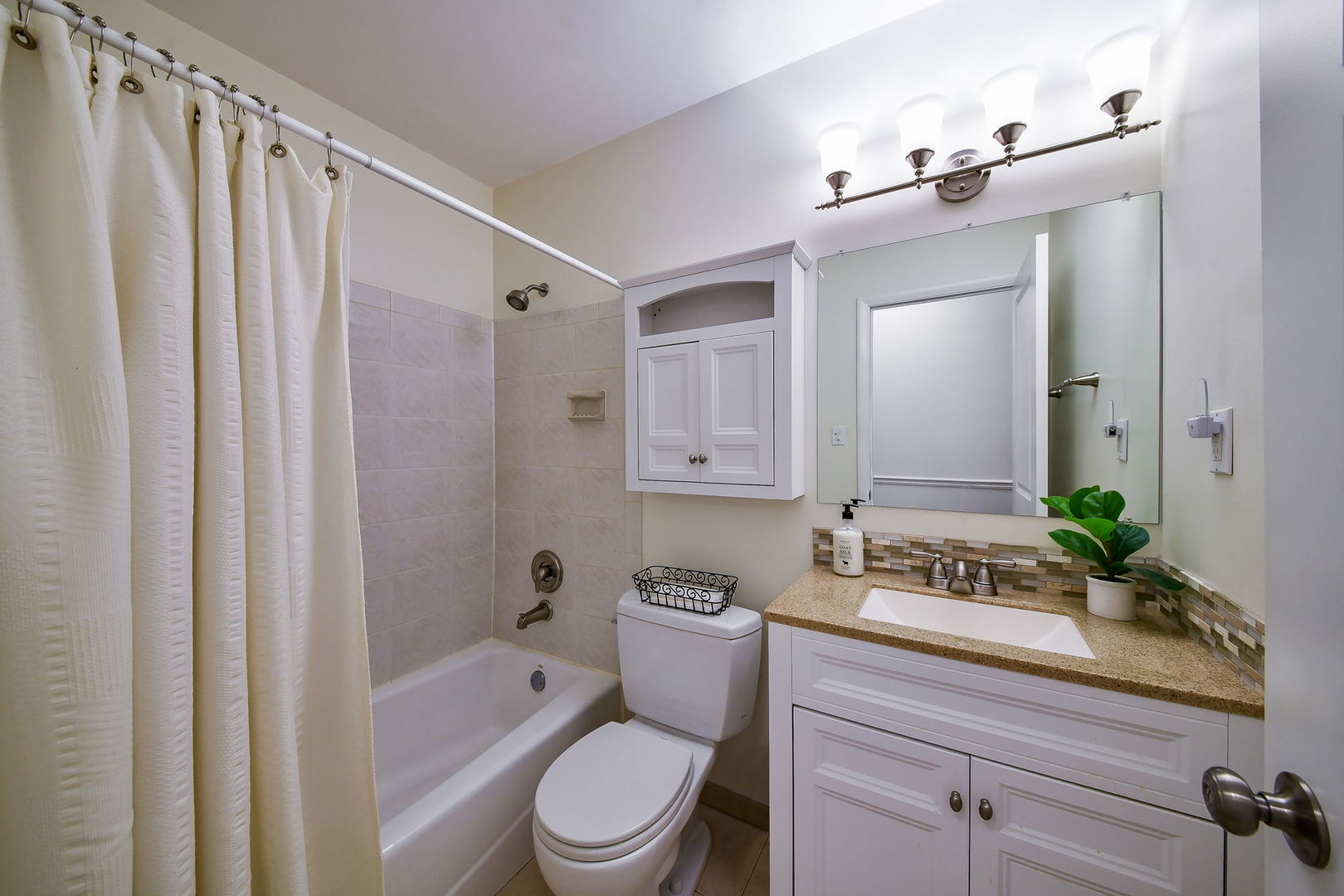 21w621 Buckingham Road Property Photo 22