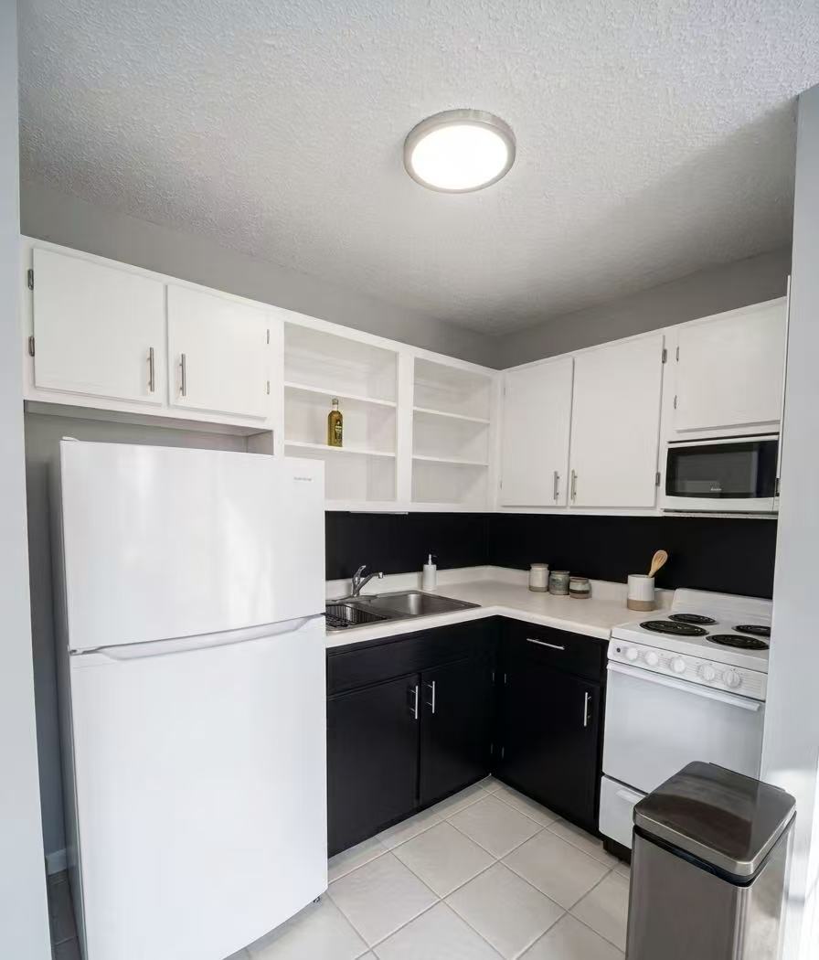 1122 N Clark Street 1607 Property Photo 2