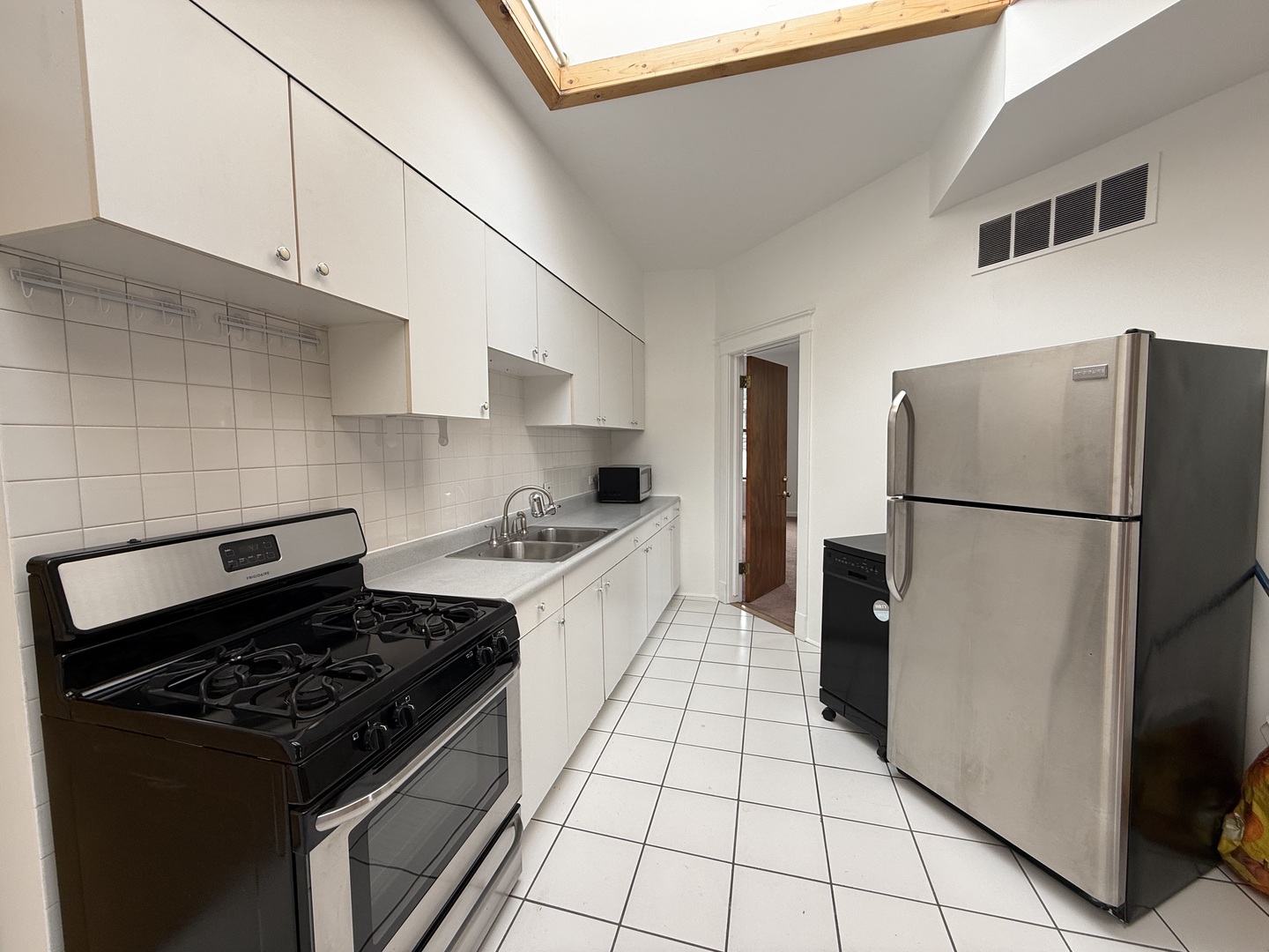 1524 W Jarvis Avenue 2b Property Photo 6