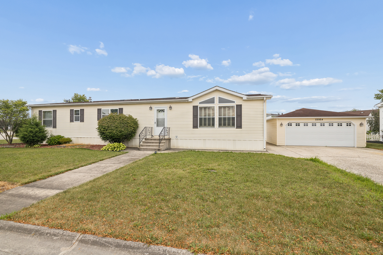 22924 S Pine Valley Drive Property Photo 2
