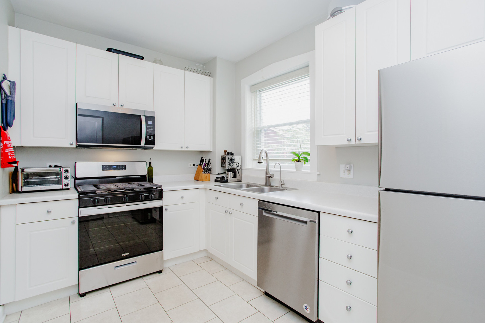 719 Reba Place 2n Property Photo 6