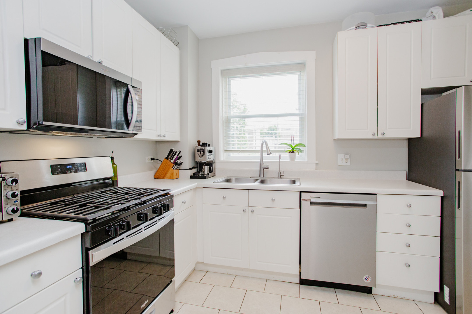719 Reba Place 2n Property Photo 7