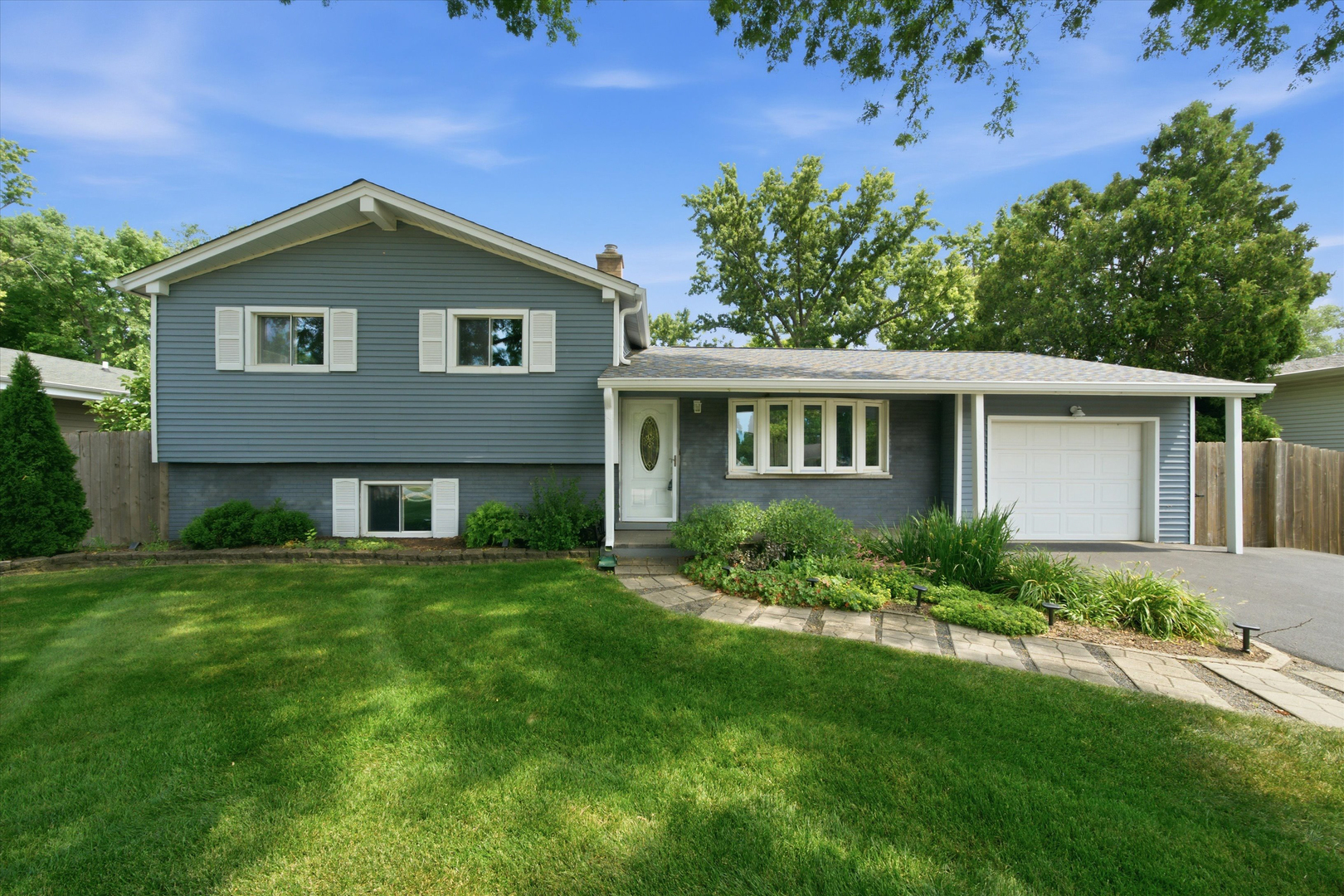 22w452 Sycamore Drive Property Photo 1