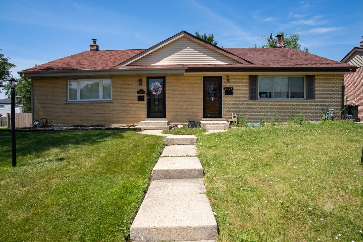 9406 N Oak Avenue Property Photo 1